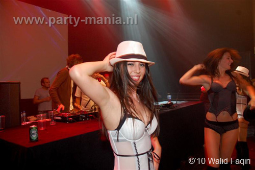 100930_150_happy_student_partymania