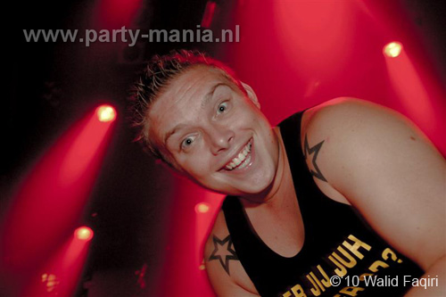 100930_155_happy_student_partymania