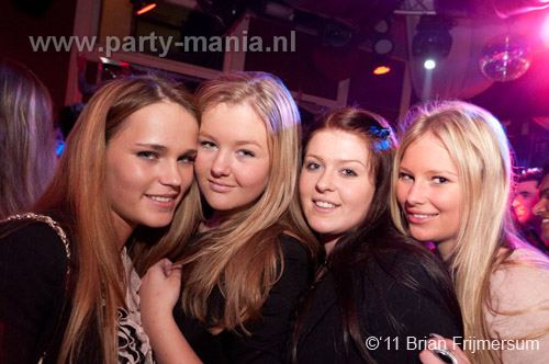 110303_093_punk_leparis_partymania