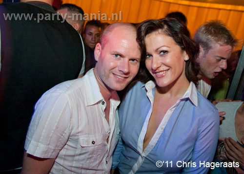 110528_081_manjefiek_club_leparis_partymania_denhaag