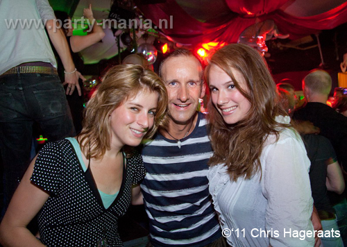 110528_114_manjefiek_club_leparis_partymania_denhaag