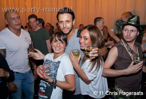 110528_172_manjefiek_club_leparis_partymania_denhaag