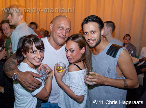 110528_173_manjefiek_club_leparis_partymania_denhaag