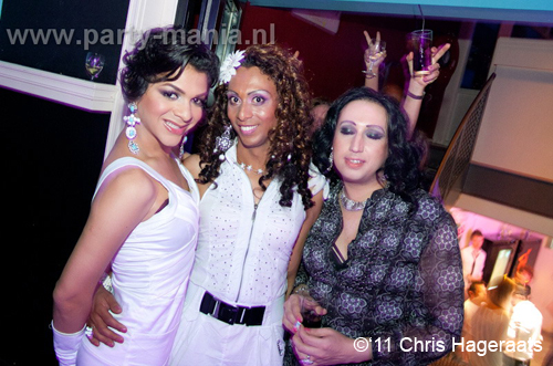 110625_095_manjefiek_club_leparis_partymania_denhaag