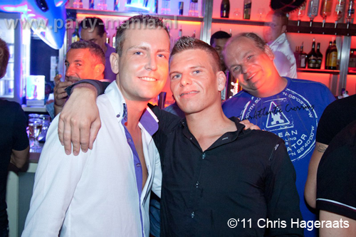 110730_085_manjefiek_club_leparis_partymania_denhaag