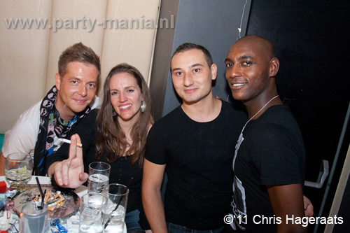 110827_110_manjefiek_club_leparis_partymania_denhaag