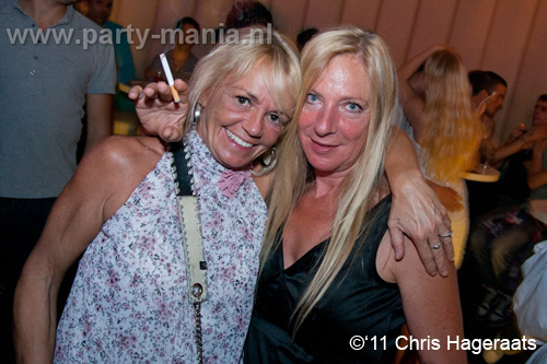 110827_112_manjefiek_club_leparis_partymania_denhaag