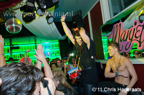 111126_072_manjefiek_club_leparis_partymania_denhaag